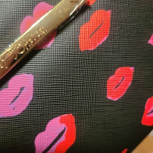 Betsey Johnson Lip Wallet Wristlet - Picture 4 of 5